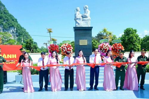 Nghệ An: Khánh thành tượng đài 'Nghe lời non nước'