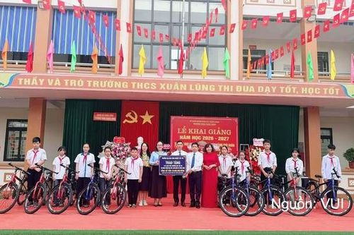 Trường Đại học Công nghiệp Việt Trì: Tặng xe đạp cho học sinh nhân dịp năm học mới