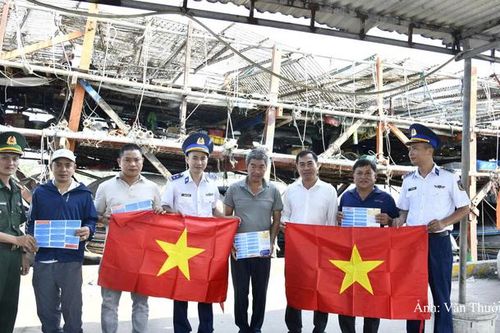 Đà Nẵng: Đến tận tàu, tận nhà ngư dân tuyên truyền chống khai thác IUU