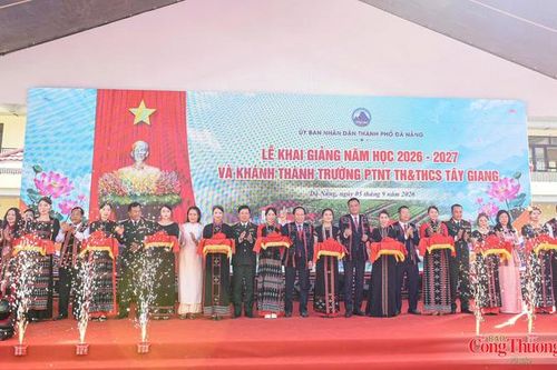 Học sinh Đà Nẵng nô nức đến trường khai giảng năm học mới