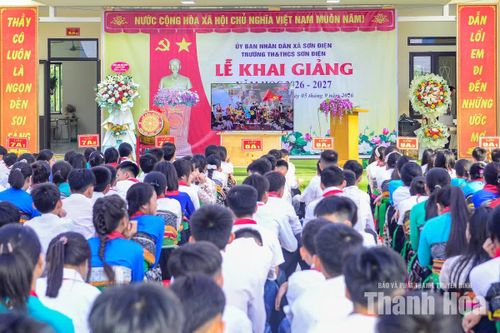 Ngày khai giảng đặc biệt ở xã biên giới xứ Thanh