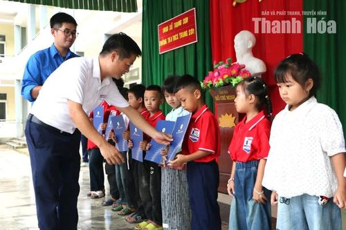 Thủy điện Trung Sơn trao hỗ trợ học sinh có hoàn cảnh khó khăn nhân dịp năm học mới