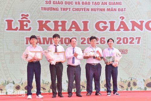 Trường chuyên Huỳnh Mẫn Đạt khai giảng, vinh danh đội Robotics giành giải quốc tế