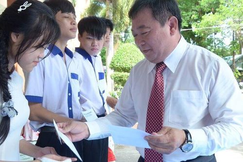 1.216 học sinh Trường THPT Hòn Đất bước vào năm học mới