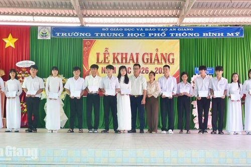 Trường THPT Bình Mỹ đón 405 học sinh lớp 10 trong năm học mới