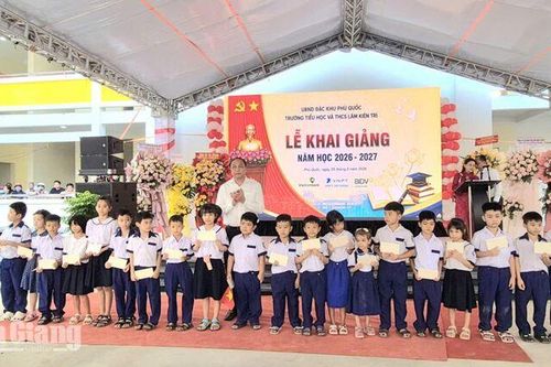 1.557 học sinh khai giảng dưới mái trường mang tên người anh hùng Phú Quốc