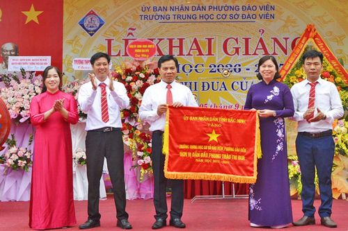 Các đồng chí lãnh đạo tỉnh chúc mừng thầy, cô giáo và học sinh nhân ngày khai trường