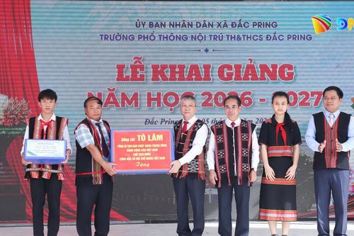 Chủ tịch HĐND thành phố Nguyễn Đức Dũng dự khai giảng tại Trường Phổ thông nội trú liên cấp Tiểu học - THCS Đắc Pring