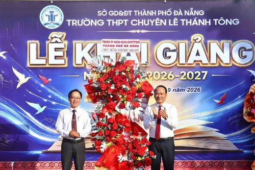 Phó Bí thư Thành ủy, Chủ tịch Ủy ban MTTQ Việt Nam thành phố Đà Nẵng Nguyễn Đình Vĩnh dự lễ khai giảng Trường THPT chuyên Lê Thánh Tông
