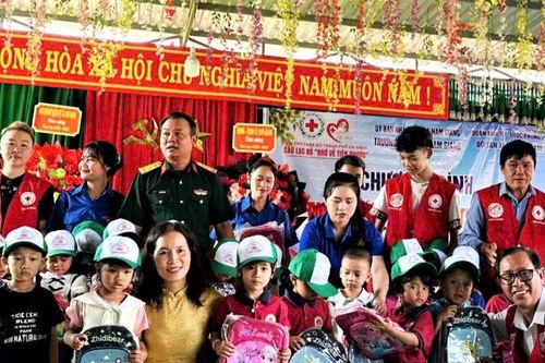 Tặng dụng cụ học tập và sinh hoạt cho học sinh Trường Mầm non Nam Giang