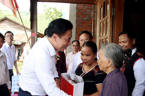 Phó Bí thư Thường trực Thành ủy Nguyễn Khắc Toàn thăm người có công, người có uy tín và hộ khó khăn tại La Dêê