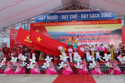 Phó Chủ tịch Thường trực Ủy ban MTTQ Việt Nam tỉnh dự khai giảng tại Trường PTNT Tiểu học và THCS Sam Mứn