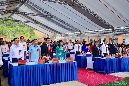 Đồng chí Cao Thị Tuyết Lan dự Lễ khai giảng và khánh thành Trường PTNT Tiểu học và THCS Núa Ngam