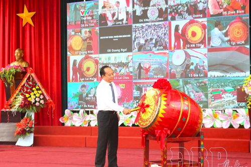 Phó Chủ tịch UBND tỉnh Nguyễn Minh Phú chung vui ngày khai giảng tại Trường PTDTNT THPT tỉnh