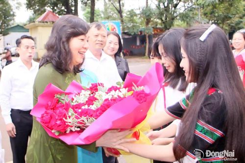 Phó Bí thư Thành ủy, Chủ tịch Ủy ban MTTQ Việt Nam thành phố Đồng Nai Huỳnh Thị Hằng dự khai giảng năm học mới tại Trường THCS-THPT Đắk Mai