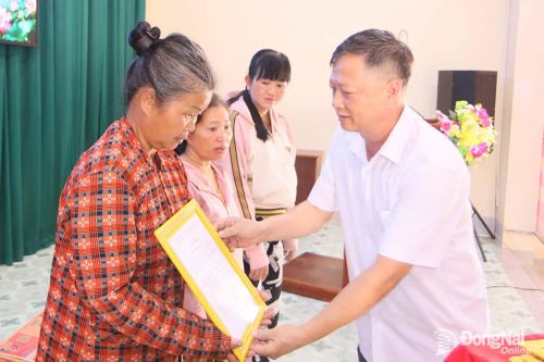 21 hộ nghèo và cận nghèo tại xã Tà Lài được nhận nhà đại đoàn kết