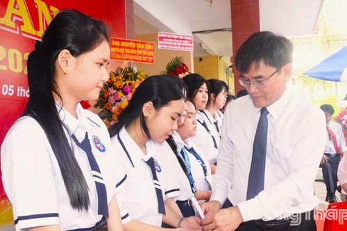 Phó Bí thư Tỉnh ủy Nguyễn Văn Mười dự khai giảng năm học mới tại Trường THPT Chợ Gạo