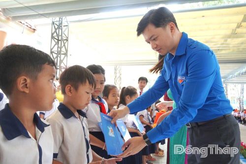 Đồng chí Nguyễn Minh Triết và đồng chí Phạm Thành Ngại dự Lễ khai giảng năm học mới tại Trường Tiểu học và THCS Tân Hộ Cơ