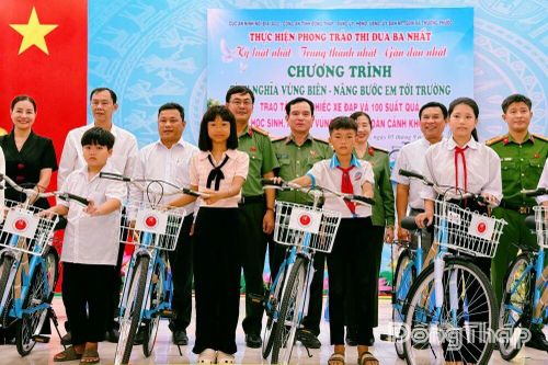 Cục An ninh nội địa: Tổ chức Chương trình 'Tình nghĩa vùng biên - Nâng bước em tới trường'