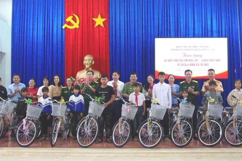 Trao tặng hơn 70 chiếc xe đạp "Nâng bước em đến trường" cho học sinh Gia Lai