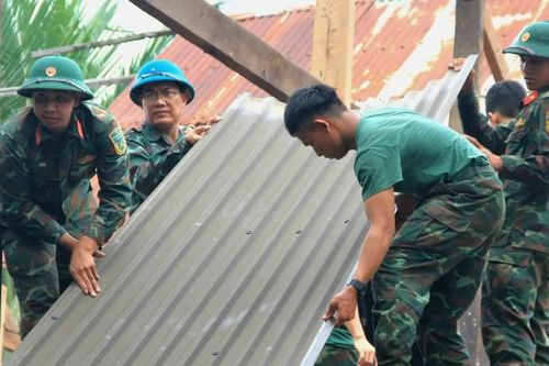Gia Lai: Huy động 219 cán bộ, chiến sĩ giúp người dân buôn Jứ chuyển về nơi ở mới
