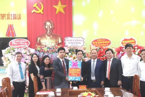 Phó Bí thư Thường trực Tỉnh ủy Rah Lan Chung thăm và chúc mừng Trường Phổ thông Dân tộc nội trú THPT số 2 tỉnh Gia Lai