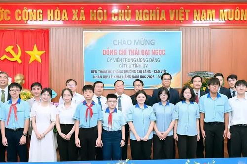 Bí thư Tỉnh ủy Thái Đại Ngọc thăm các trường học ở phía Tây Gia Lai