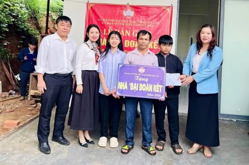 Bàn giao nhà "Đại đoàn kết" cho gia đình chính sách tại xã Hra