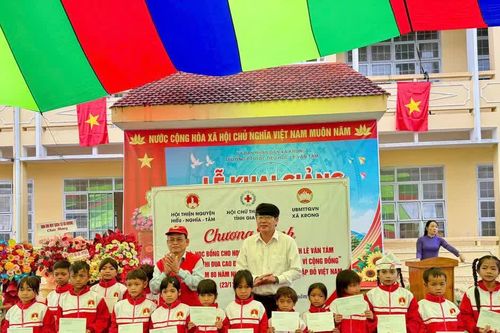 Trao tặng gần 540 suất quà, học bổng cho học sinh xã Krong