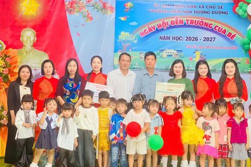 Trao 55 bộ bàn ghế mầm non và học bổng cho học sinh khó khăn