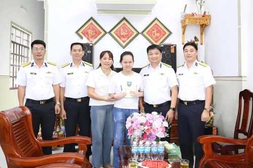 Vùng 4 Hải quân tặng quà con quân nhân nhân dịp khai giảng năm học mới