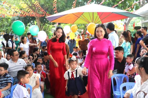 Phó Chủ tịch Thường trực Ủy ban MTTQ Việt Nam tỉnh Trần Thu Mai tham dự Ngày hội đến trường của bé tại Trường Mầm non Nha Trang
