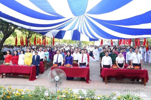 Phó Chủ tịch UBND tỉnh Lê Huyền dự lễ khai giảng tại Trường THPT Chu Văn An