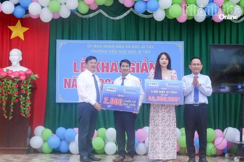 Báo và Phát thanh, Truyền hình Khánh Hòa phối hợp với các đơn vị trao tặng "Góc thư viện số" cho Trường Tiểu học Bác Ái Tây