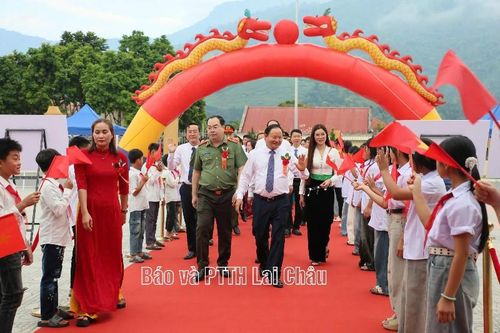 Lai Châu: Rộn ràng ngày khai trường, vững bước vào năm học mới