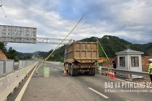 Cảnh báo nguy hiểm khi người dân đi vào cao tốc đang thi công
