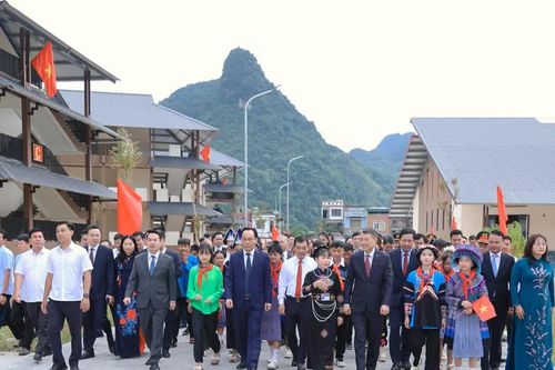 Thủ tướng Chính phủ Lê Minh Hưng dự Lễ khai giảng năm học mới tại Trường Phổ thông nội trú TH và THCS Mường Khương