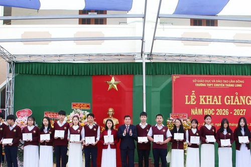 Bí thư Tỉnh ủy Lâm Đồng Y Thanh Hà Niê Kđăm dự lễ khai giảng năm học 2026 - 2027 tại Trường THPT Chuyên Thăng Long
