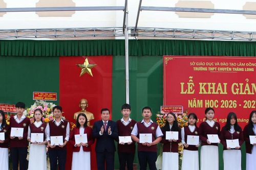 Bí thư Tỉnh ủy Lâm Đồng Y Thanh Hà Niê Kđăm dự lễ khai giảng năm học 2026 - 2027 tại Trường THPT Chuyên Thăng Long