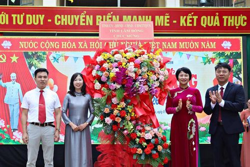 Phó Bí thư Tỉnh ủy Phạm Thị Phúc dự khai giảng tại Nam Ban Lâm Hà