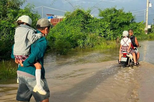 Học sinh Hàm Thạnh được hỗ trợ vượt ngập đến trường trong ngày khai giảng