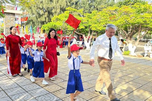 Rộn ràng tiếng trống khai trường nơi đảo xa Phú Quý