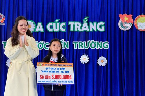 Trao hơn 173 triệu đồng cho nhân vật Hoa cúc trắng nhân ngày khai giảng năm học mới