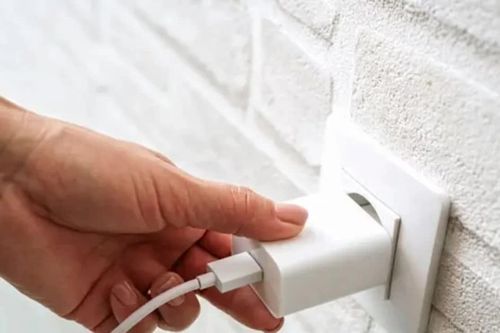Vì sao nên rút củ sạc điện thoại khỏi ổ điện khi không dùng: 4 rủi ro kỹ thuật cần lưu ý