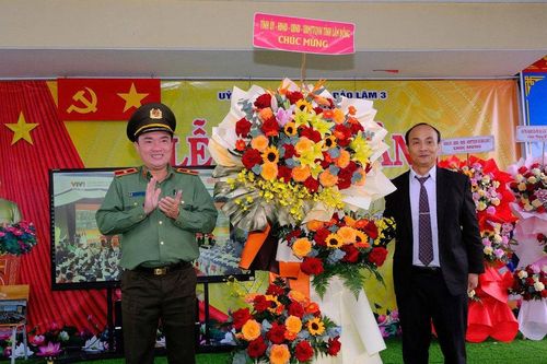 Công an Lâm Đồng đồng hành cùng học sinh trong ngày khai giảng