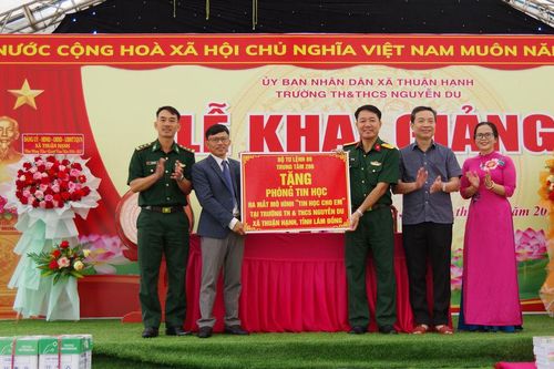 Bàn giao Phòng Tin học, ra mắt mô hình 'Tin học cho em' tại xã Thuận Hạnh