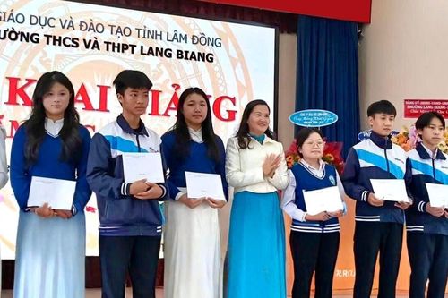Phường Lang Biang - Đà Lạt tặng thẻ BHYT cho học sinh khó khăn