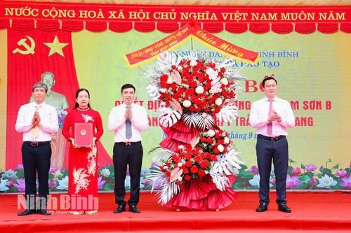 Đồng chí Phó Bí thư Thường trực Tỉnh ủy Trần Đăng Quỳnh dự Lễ công bố quyết định đổi tên trường và khai giảng năm học mới tại Trường THPT Trần Đại Quang