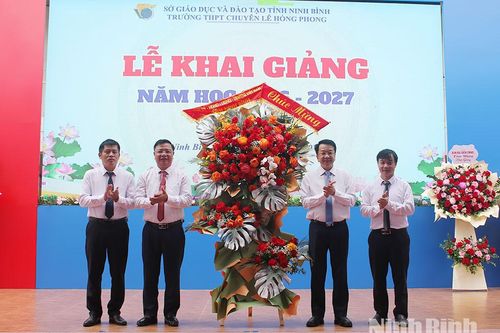 Đồng chí Nguyễn Thanh Bình, Phó Bí thư Tỉnh ủy, Chủ tịch UBND tỉnh dự Lễ khai giảng tại Trường THPT chuyên Lê Hồng Phong