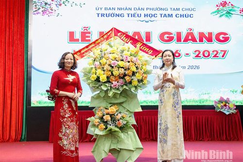 Đồng chí Phó Bí thư Tỉnh ủy, Chủ tịch Uỷ ban MTTQ Việt Nam tỉnh Đinh Thị Lụa dự khai giảng năm học mới tại Trường Tiểu học Tam Chúc